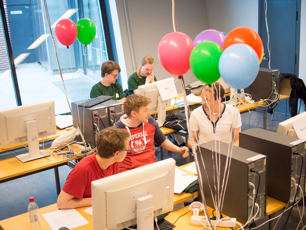 JukkaSuomela's tweet image. #HIITopen more balloons! open.hiit.fi #programmingcontests #aaltofestival