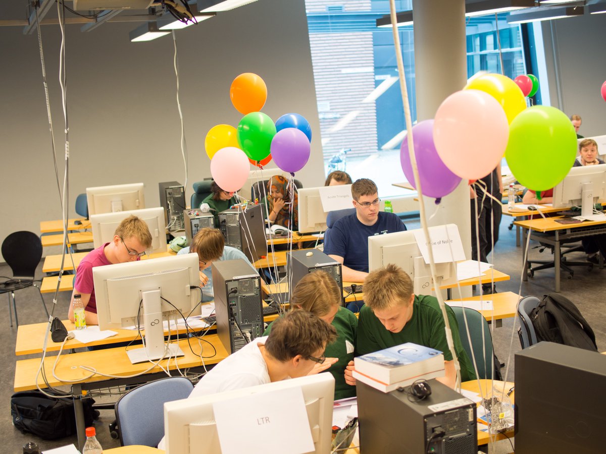 JukkaSuomela's tweet image. #HIITopen more balloons! open.hiit.fi #programmingcontests #aaltofestival