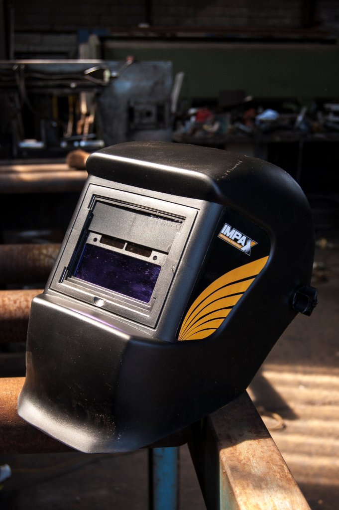 ImpaxTools's tweet image. Dont forget your PPE! automatic welding helmets make welding so much easier! #weldsmart