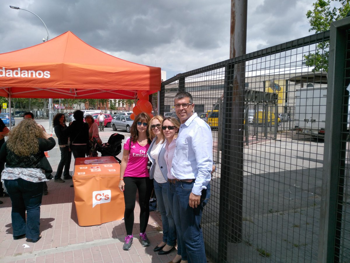 Oscardugo74's tweet photo. Compañeros #Velilla apoyando nuestra carpa en Rivas. MuchasGracias @CsRivasVaciamad @VelillaNaranja https://t.co/jHD9Tf7X7m