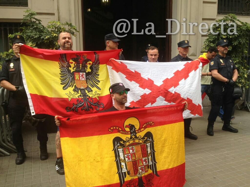 La_Directa's tweet photo. Banderes franquistes i carlistes davant la comissaria de la policia nacional durant la marxa de legionarios https://t.co/LX0fEwbmU2