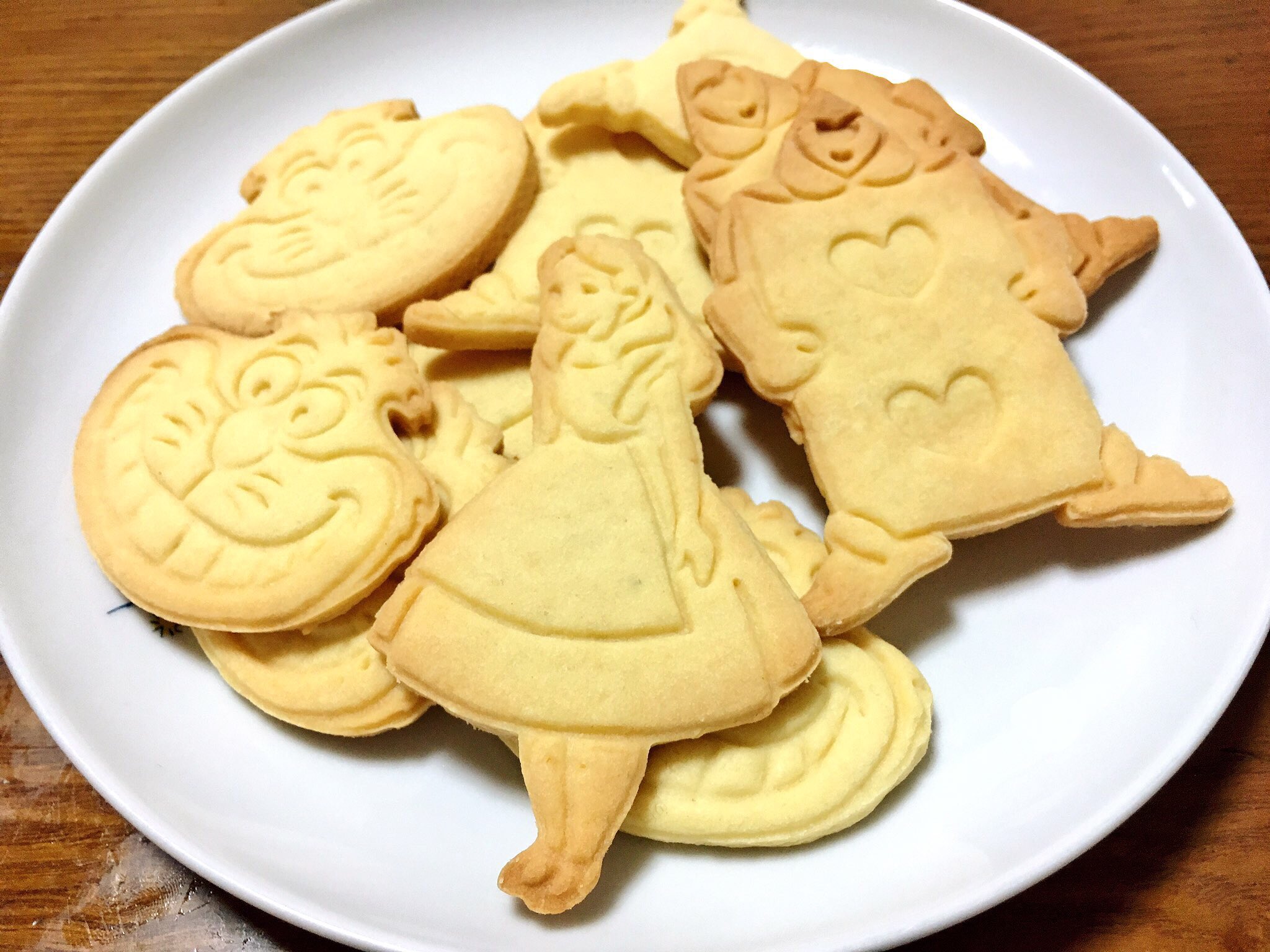 まか アリスのクッキー ディズニーで買った型で作ってみました なかなか可愛い トランプ兵はステンドグラスクッキーにしたらもっと可愛いかも お菓子作り好きな人と繋がりたい お菓子 T Co 10vsyieedx Twitter