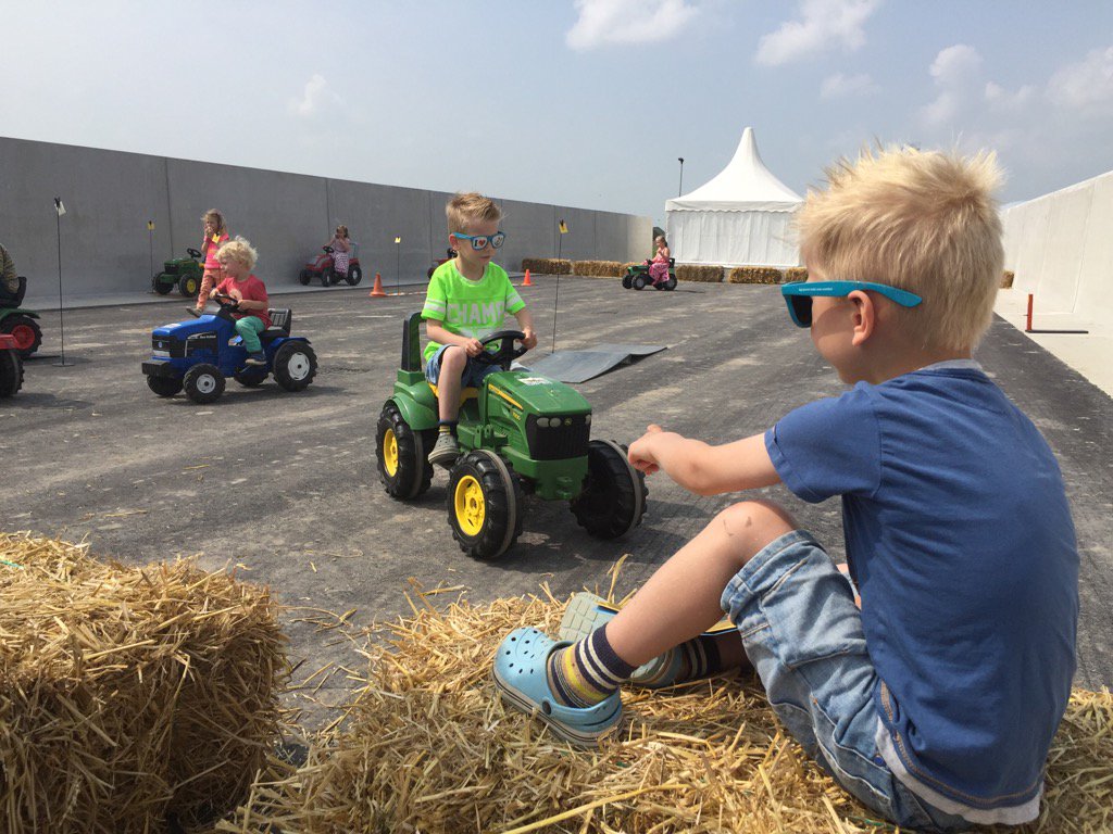 Ik sluit nu aan in de rij voor mijn trekkerrijbewijs. #dairycampus