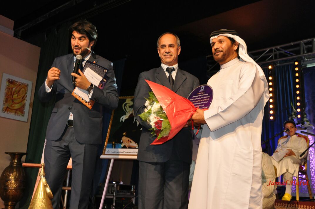 تكريمي من قبل باشا أصيلة خلال مشاركتي في ملتقى أصيلة الدولي بالمغرب ويظهر الشاعر أحمد الحريشي