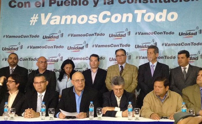 ElNacionalWeb's tweet photo. Gobierno y MUD discuten condiciones para definir agenda   https://t.co/kXRPqUegt5    https://t.co/UP69ezGEPj