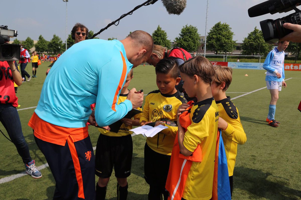 playersunited's tweet image. Ondertussen bij de locatie @vvReigerBoys... #oranjefandag #ingnl 🚁