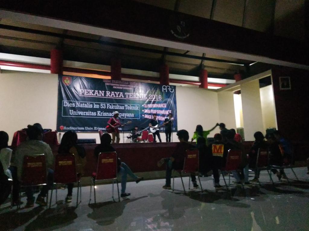 Sedang berlangsung perfomance musik PRT,ayo yang jauh merapat ke auditorium unkris
Satnightnya PRT