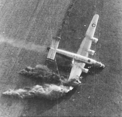 WW2Gallery's tweet photo. B24J Liberator of 854th Bomb Squadron after being hit by Flak. Pivture taken in Holland, 18th September 1944. #WWII https://t.co/HviMy3juLQ
