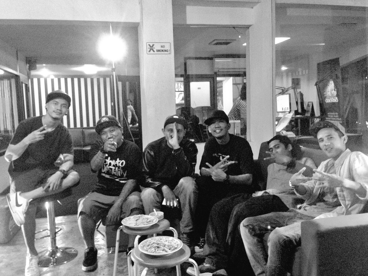 Obrak abrik <a href="/GeronimoFM/">GERONIMO 106.1 FM</a> bareng <a href="/Mario_Zwinkle/">Mario Zwinkle</a> @RioDestroyerOne <a href="/kateratchy/">apink kateratchy</a> lacos #staytune