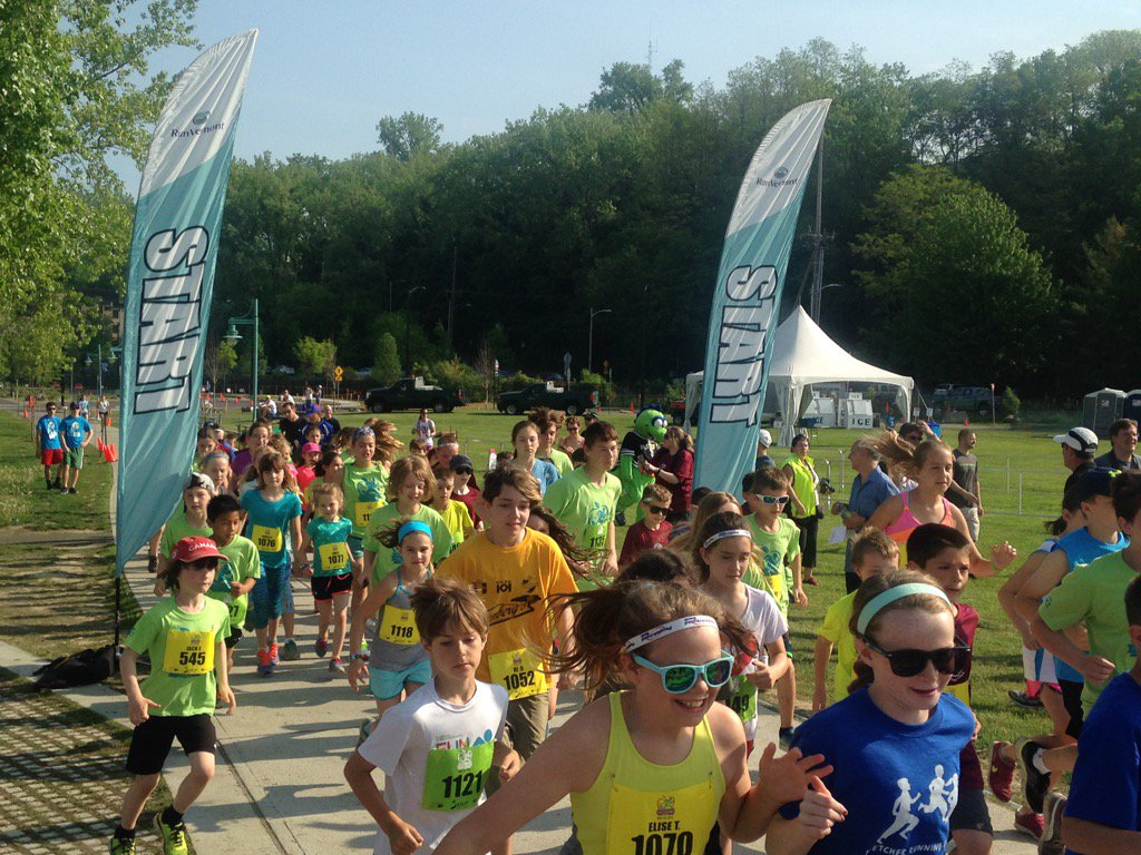 MVPHealthCare's tweet photo. And they are off! @RunVermont Ready Set RUN! Festival #minimilers #twomile https://t.co/HT9o5D7V81