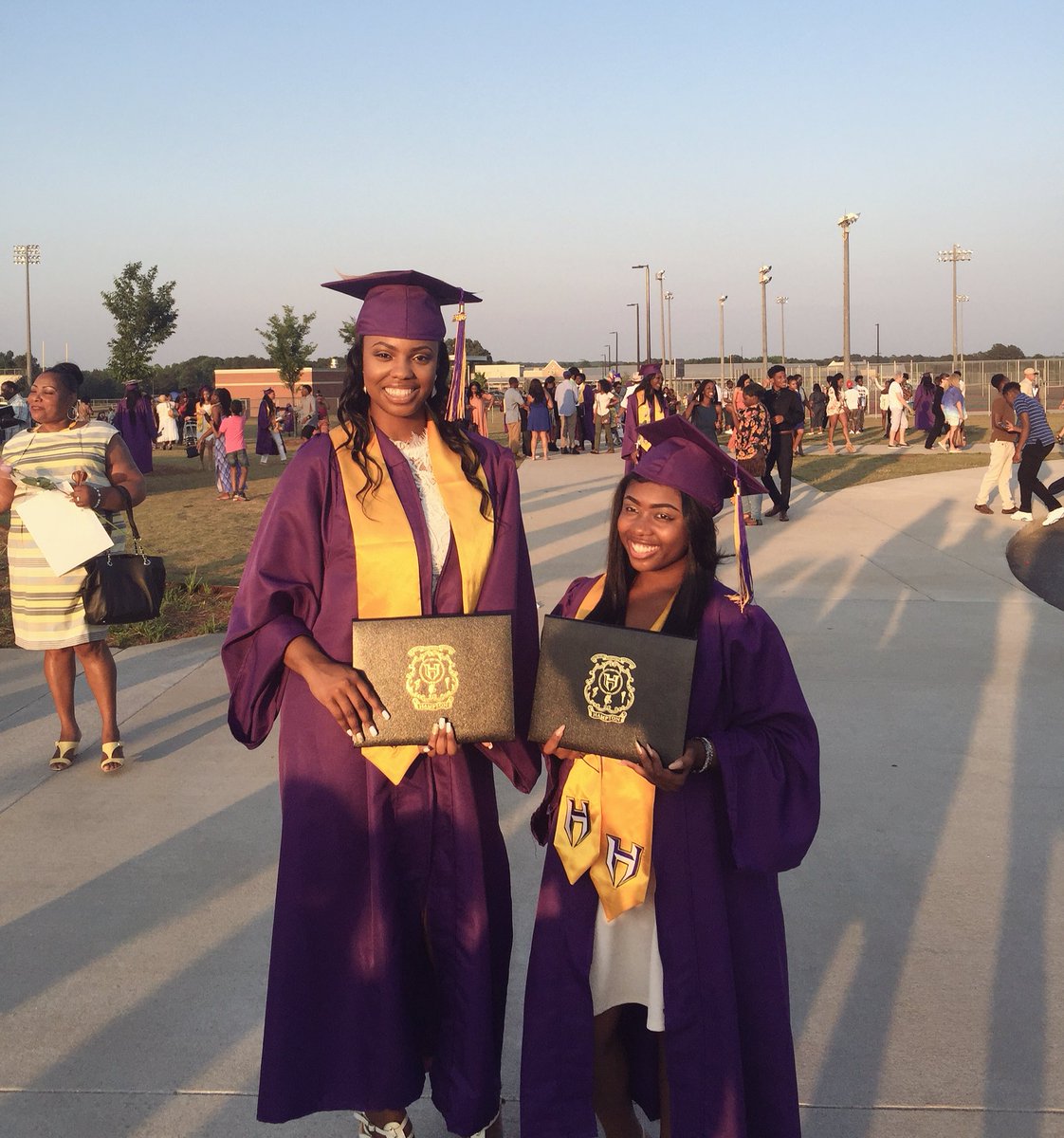 _MeValeVerga's tweet photo. Graduating w/ my bestfriend is so bitter sweet.Going to miss her so much when we separate 😢😭 #Vsu20 &amp; #LSU20 🎓💕 https://t.co/voGCxzJltR