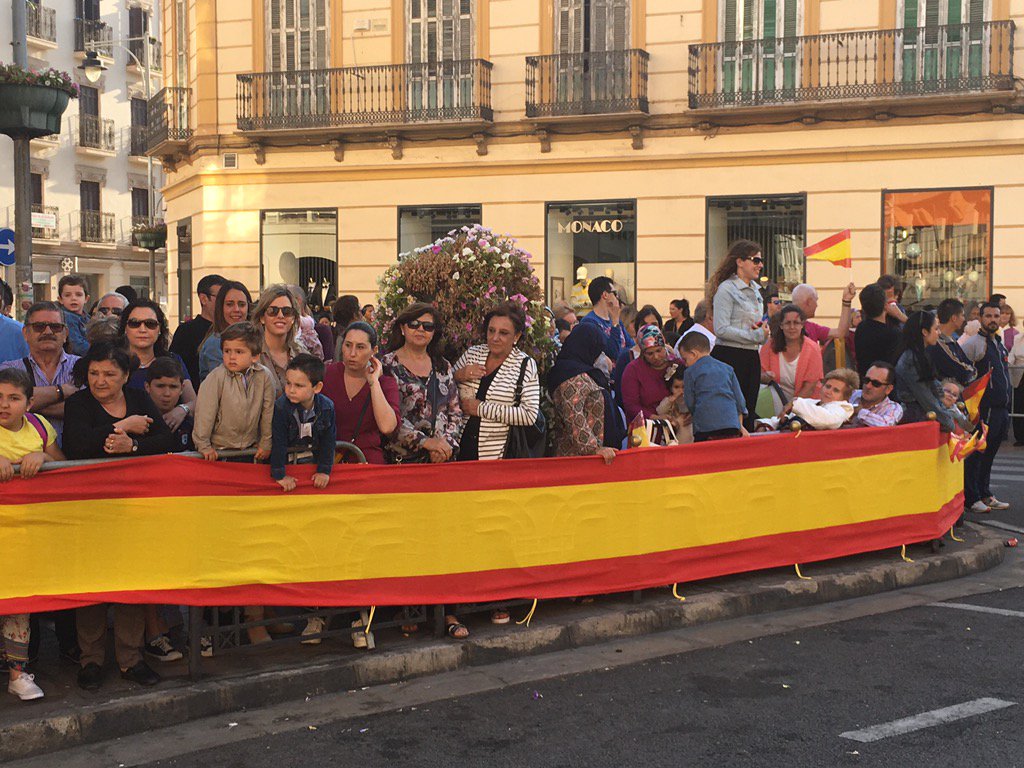 ondaceromelilla's tweet photo. #difas2016 Los melillenses esperan en la Avenida el paso de las fuerzas https://t.co/JnKAuxfzVr