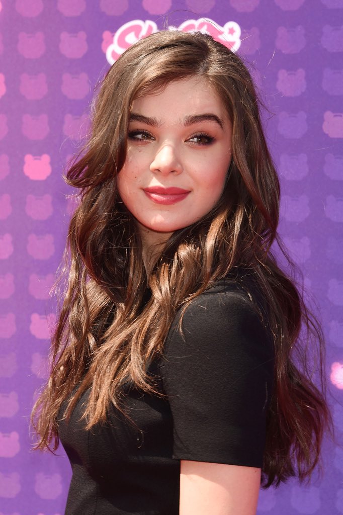 I love hailee in black clothes she's amazing in them it brings out her...