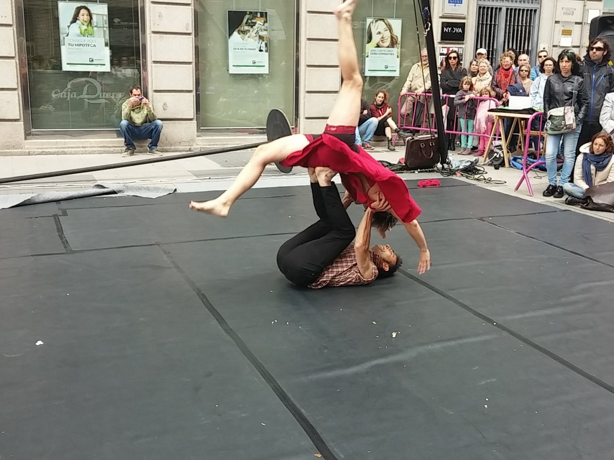RTravaini's tweet photo. Más de teatro y arte de calle en el #TACVLL2016 #Valladolid https://t.co/zLyOWjjANe