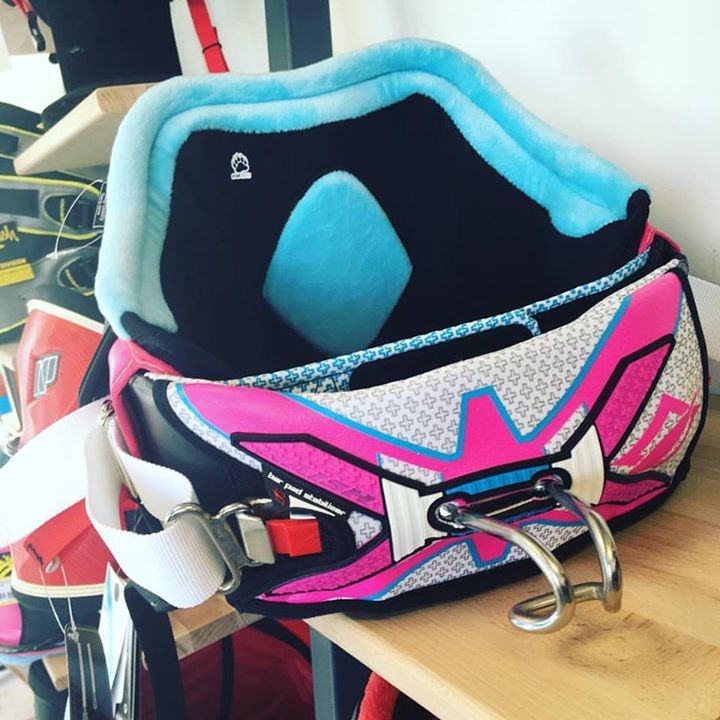 AtaoRide's tweet photo. Jusqu'à demain 23h59 profitez du harnais Naish Alana à -29% soit 134,19 euros ! #SuperKite… https://t.co/WPGbjIHaxY https://t.co/w9sGZXiV6u