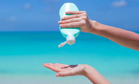 HHSGov's tweet image. The @US_FDA has the info you need on #sunscreen and sun protection. 1.usa.gov/14s22LV #sunsafety