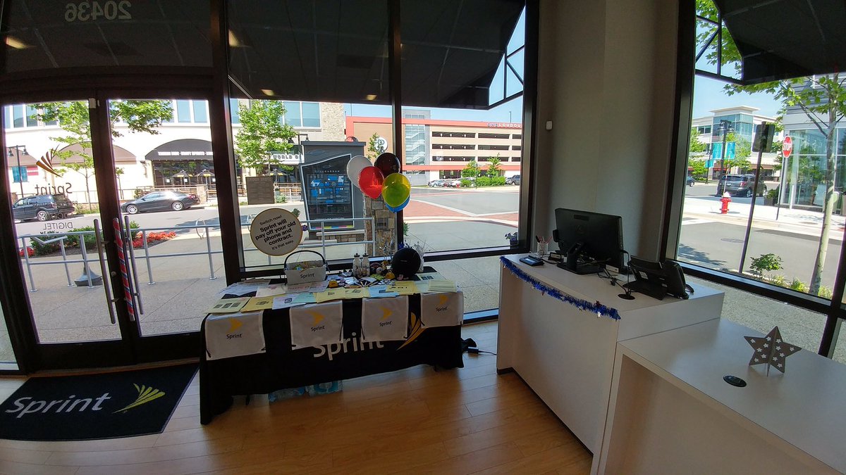 OneLoudounAD's tweet photo. Come Join Us🇺🇸 &amp; Blow the Roof Off w/gr8 promos!! #SprintSaysThanks #BOGOiPhone6s #BOGOLGG5 #200SamsungTradeIn https://t.co/3dK9LsL9VS