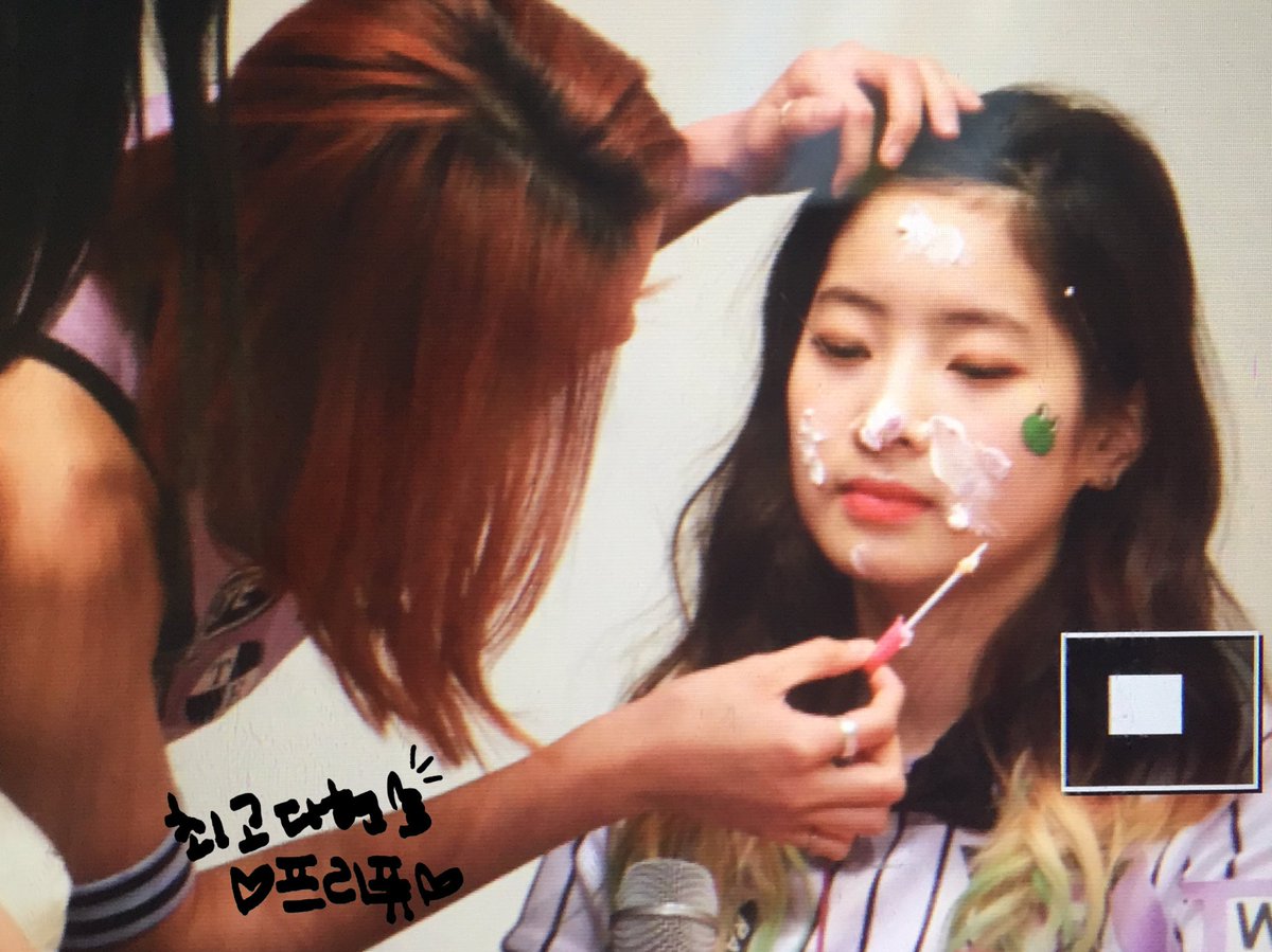 Choigo_dahyun's tweet photo. [160528] 멤버들이 생크림도 묻혀주고, 닦아주고~~ #HAPPYDAHYUNDAY  #인천 #팬싸인회 #트와이스 #Twice #다현 #dahyun https://t.co/YUg7ySGGgA