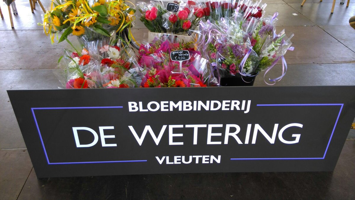 LOOPVLR's tweet image. Bloemetjes te koop op het festivalterrein morgen bij @loopfestival LR @DivaRunLR @Lintwurmpie Run! Mooi!!