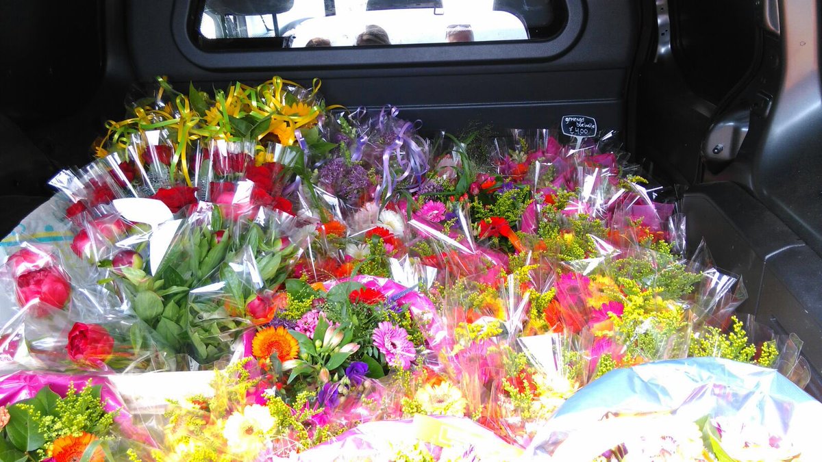 LOOPVLR's tweet image. Bloemetjes te koop op het festivalterrein morgen bij @loopfestival LR @DivaRunLR @Lintwurmpie Run! Mooi!!