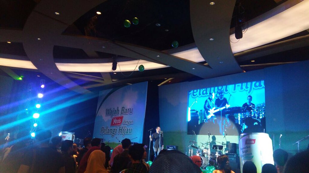 yeosID's tweet photo. On stage @sammy0809SmrgkR bawain lagu kangen :) #GreenLifeYeosID https://t.co/j1dR7LroL6