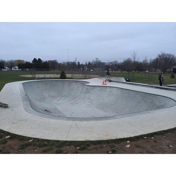 OCCULTxSB's tweet photo. #wisco #skateboarding #bowl #almostalittletoocleanforme 😱 still had fun tho. https://t.co/KZ8JYV01Yi