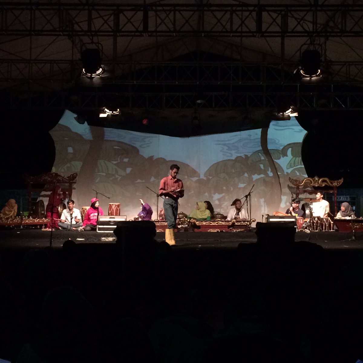 Satwikasunda's tweet photo. Masih berlangsung Longser dari LSS ITB, selepas longser masih ada persembahan lain yang sangat meriah dari LSS ITB! https://t.co/2JTbe6EK2O