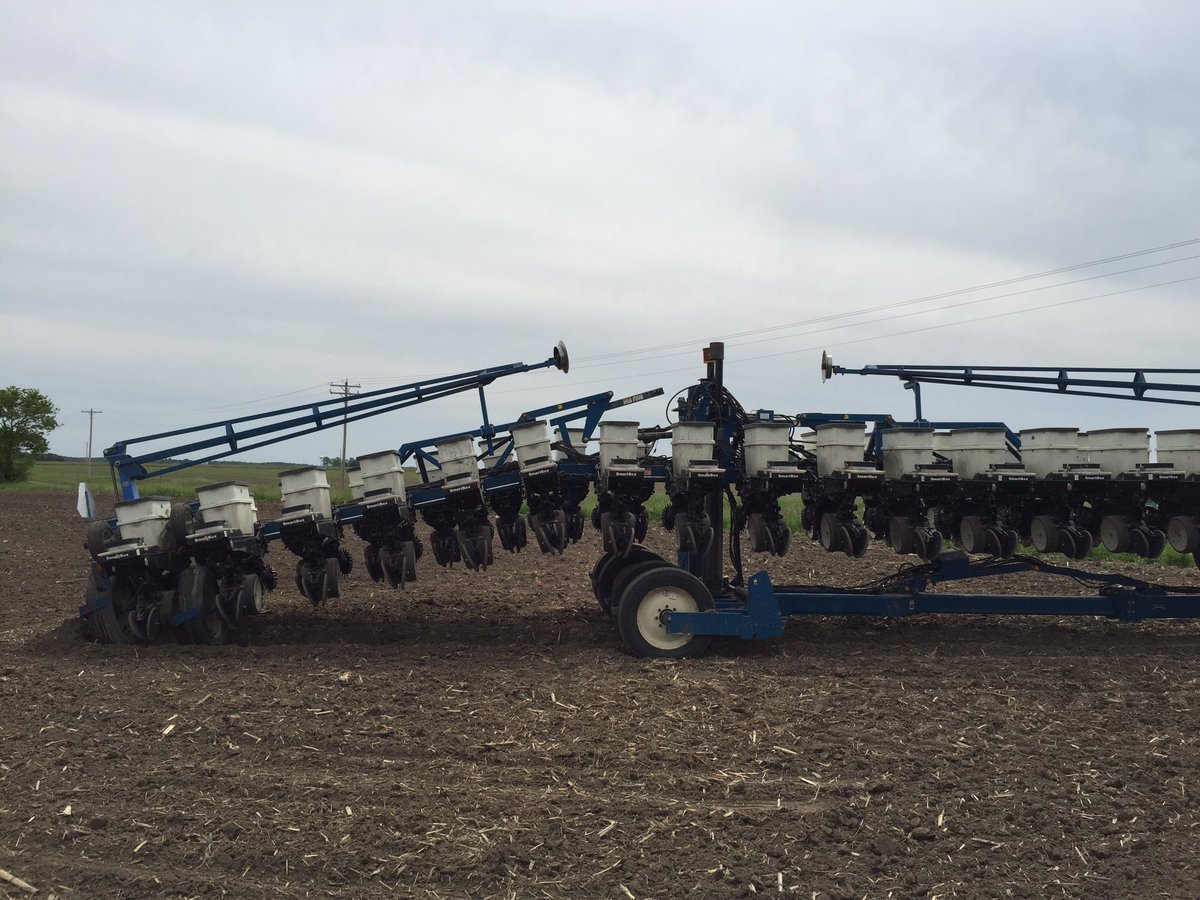 elliottuphoff's tweet photo. @180YieldFailure I really am in love with our flexible planter.  Helps with those steep hillsides. #Throwback15 https://t.co/5faUFfcEed