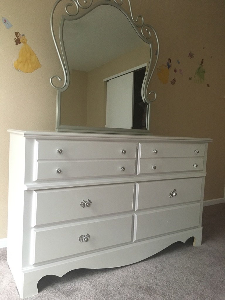 DariusJButler's tweet image. Anyone in Indy that could use a very gently used girl's bedroom set @ me and I can DM a pickup address. #FREE