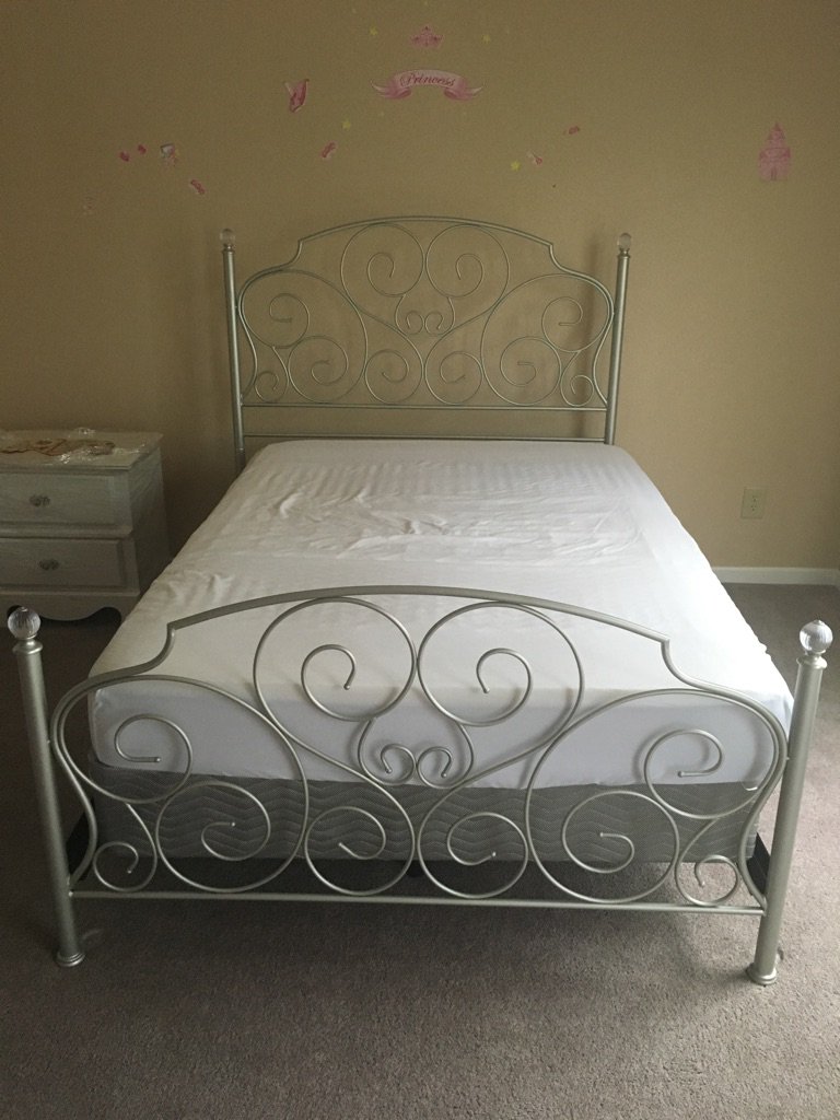 DariusJButler's tweet image. Anyone in Indy that could use a very gently used girl's bedroom set @ me and I can DM a pickup address. #FREE