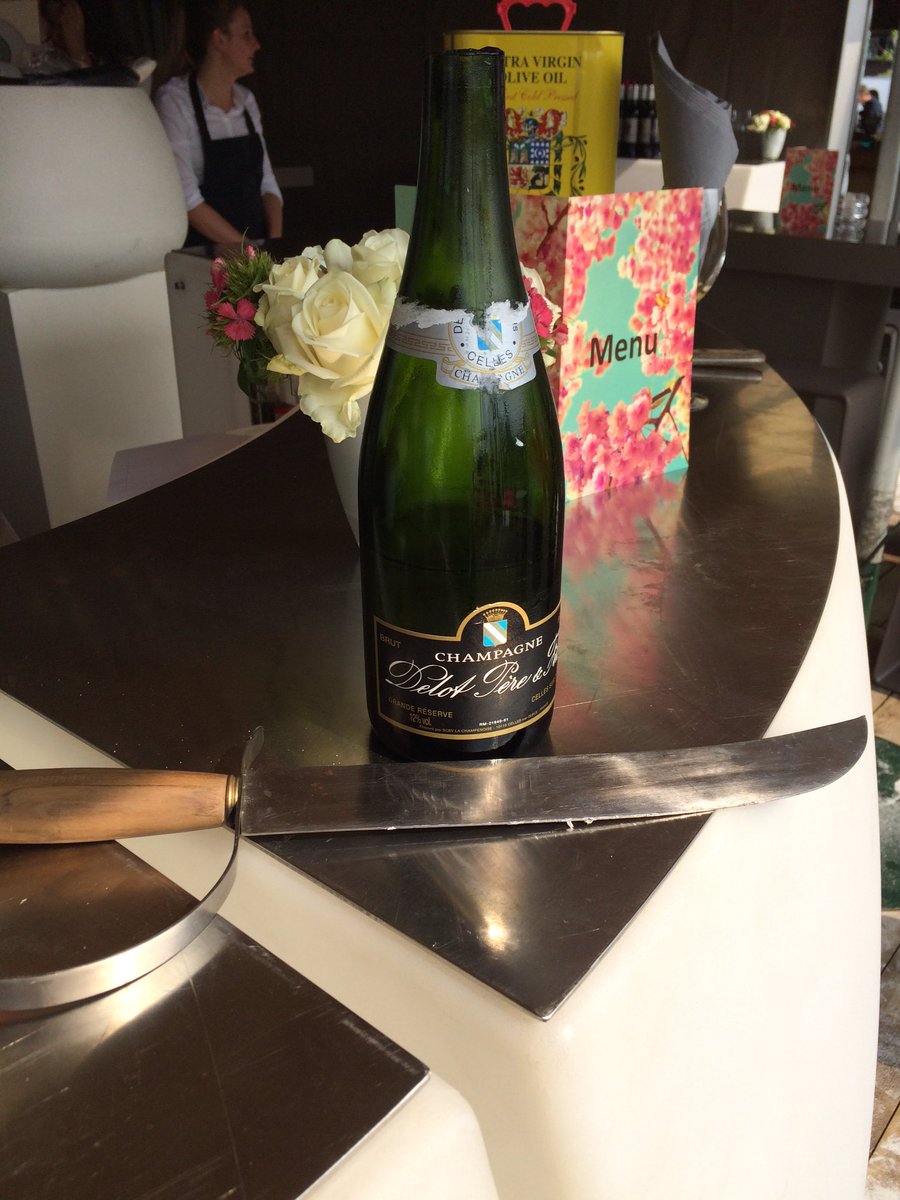 Voor 't eerst in m'n leven een fles champagne gesabreerd. <a href="/HeerlijkHeesch/">Heerlijk Heesch</a> <a href="/BomenparkHeesch/">Bomenpark-Heesch</a> <a href="/cateringheesch/">van Gruijthuijsen</a>