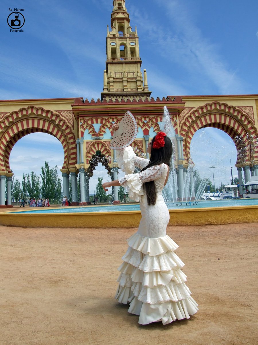 saracaarrillo's tweet photo. Esa gitana se conquista bailando por sevillanas! 💃👏 
📷 @RpMorenoFotogr1 https://t.co/E1LLL6QFZ7