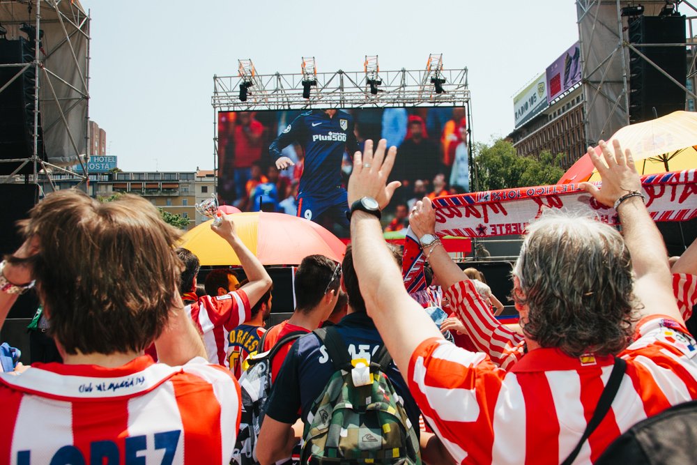 Atleti's tweet photo. ¡Milán es rojiblanca! 🔴⚪🔴
¡Fan Zone 🔝! 
#AtléticosPorMilán #UCLFinal #NuncaDejesDeCreer https://t.co/6ygemCf9H8