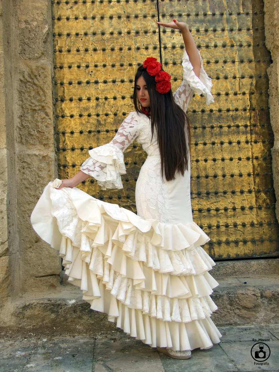 saracaarrillo's tweet photo. Esa gitana se conquista bailando por sevillanas! 💃👏 
📷 @RpMorenoFotogr1 https://t.co/E1LLL6QFZ7