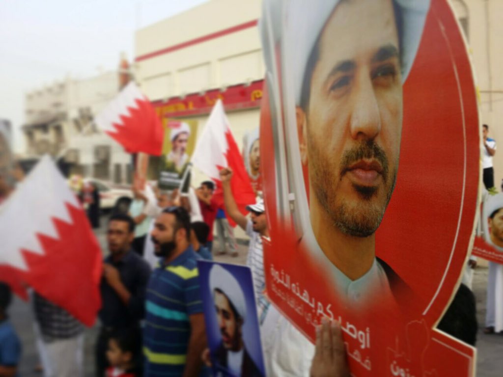 مشاهد من الوقفة التضامنية من أمام منزل #الشيخ_علي_سلمان طلباً للافراج عنه  #FreeSheikhAli