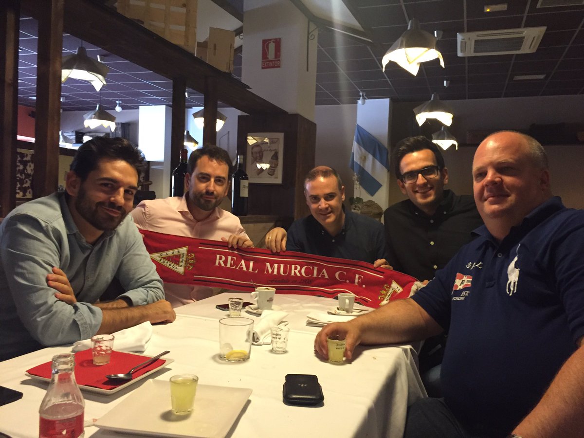AAMRealMurcia's tweet photo. Calentando motores la AAMRM para mañana. Tras meses de trabajo tocaba comida Murcianista. ¡Vamos Real! https://t.co/TSIAIv61i0