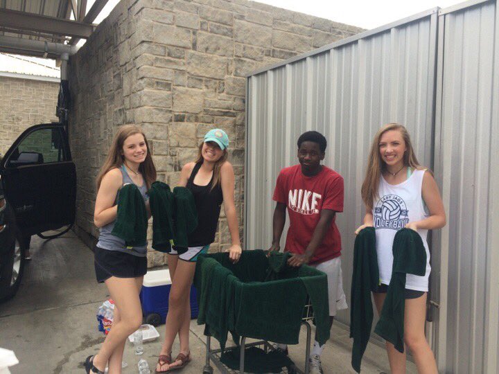FMHSYL's tweet photo. Working hard at the car wash this morning! They are stellar at drying these cars!! #lfmyl #takeustocamp https://t.co/tj9fRe7rGa