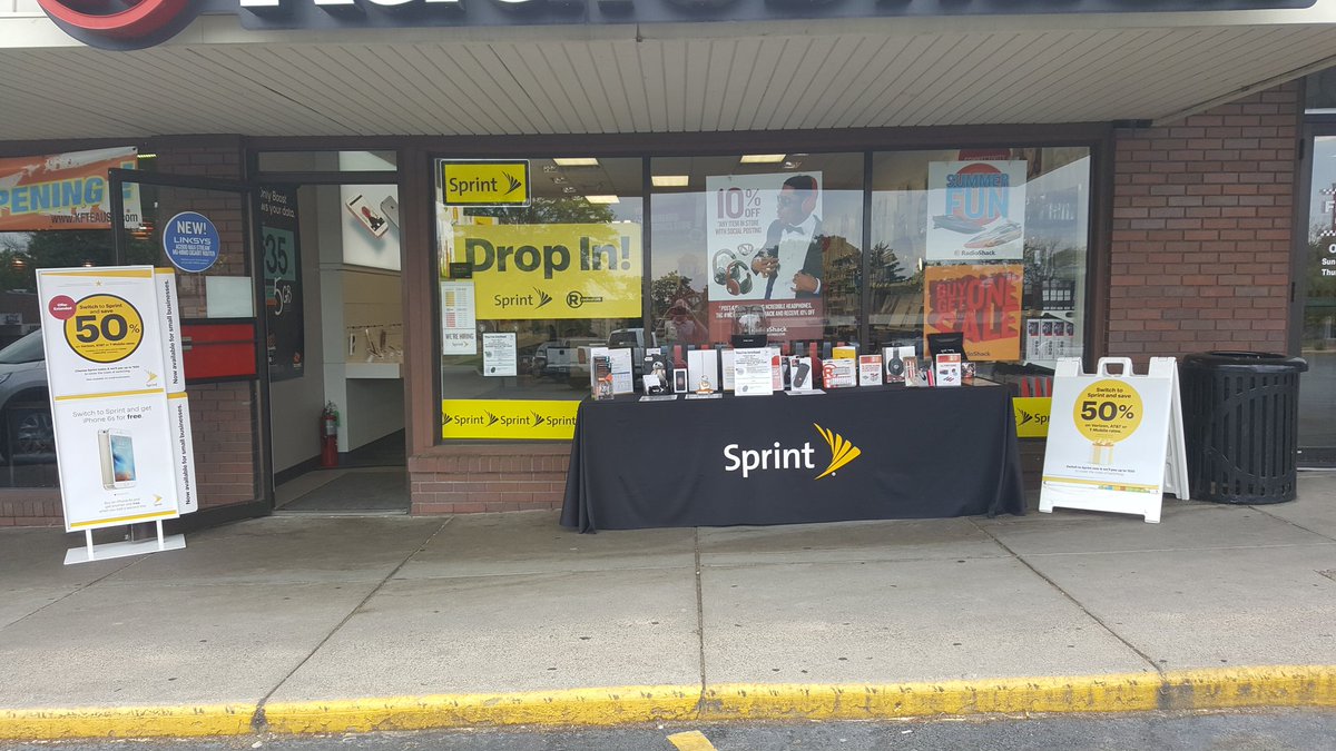 Boilerupsprint's tweet photo. Games and savings a plenty! #SprintSaysThanks @SprintMKI @PaulBowman67 @justincook83 @ChappySprint @marceloclaure https://t.co/s269Nl3NLa