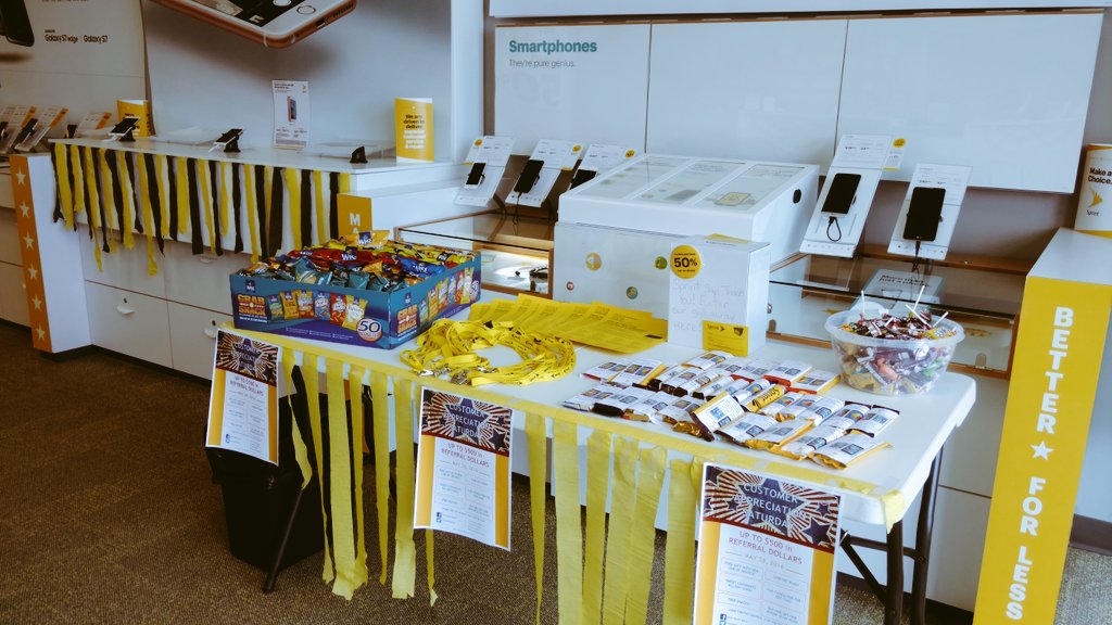 UWDMAndrew's tweet photo. @UWErieSprint with the giveaways!! #SprintSaysThanks @mark_nachman @AndieeMiller7 @DavidGraham68 @JamalAqel https://t.co/2hjx7JC69Y