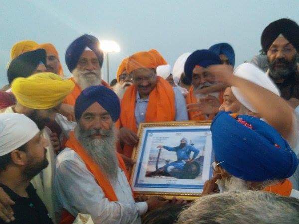 AapBatala's tweet photo. बाबा बन्दा बहादुर जी की 300 वीं शहादत पर गुरुदासपुर से चले नगर कीर्तन का Arvind Kejriwal ने दिल्ली में किया स्वागत https://t.co/Q1saU94eee