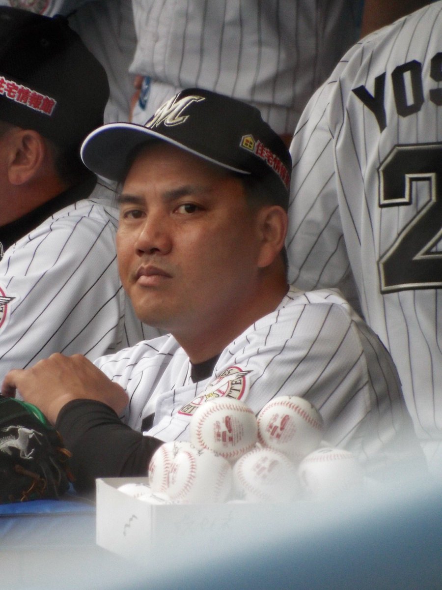 たけ 野球大好き Twitterissa 2016 5 27 金 千葉ロッテマリーンズ 福岡ソフトバンクホークスinqvcマリン 試合前 ベンチにて アンニュイな井口さん 清水コーチが来て何故か髪の毛の中をチェックしてました 井口資仁選手 4枚