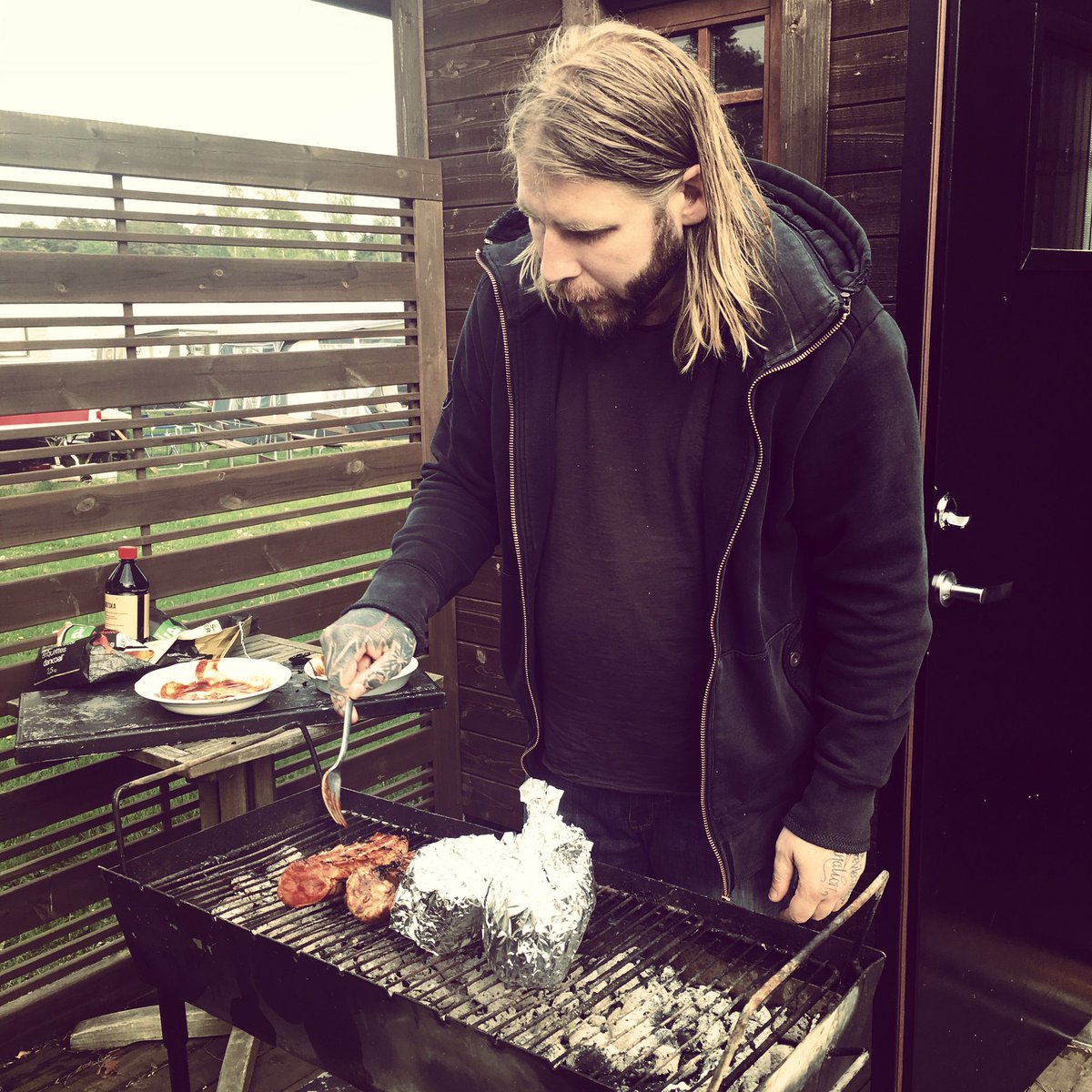 jajsmiff's tweet photo. Pregig cooking. Syns senare på Gästis i Torsåker - mätta och belåtna. 😜 #jaysmith #outoflife #tour #jaysmithofficial https://t.co/Y4nUFaXcjd