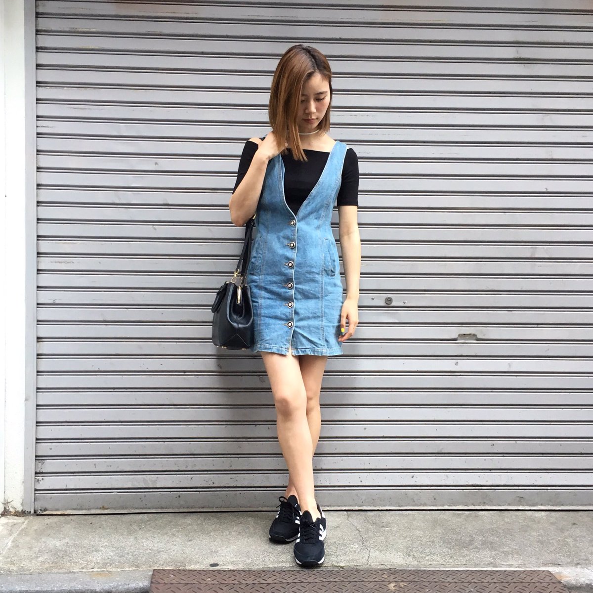 朝日 奈央 あさひ私服 コーディネート Coordinate トップス Monki デニムワンピ バッグ Michaelkors スニーカー Adidas ふくらはぎ 男性