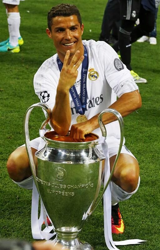 ReinoMadridista's tweet photo. Cristiano ya suma tres Champions en su carrera. #CRACK #E7ERNO https://t.co/5JdsaCHjaa