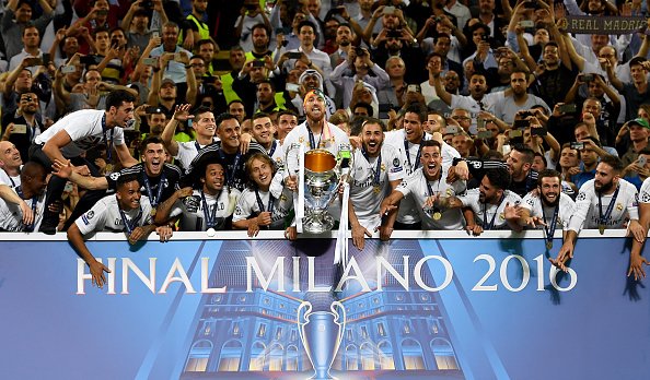 ESPNmx's tweet photo. ¡Así celebra el @realmadrid... Campeones de Europa!
#ChampionsxESPN #uclfinal #HALAxESPN https://t.co/u8VY2W4TuQ https://t.co/YSRqPlFaU8