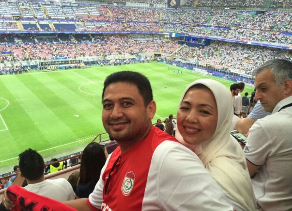 CEO PSM Makassar, Munafri Arifuddin dan istrinya <a href="/msaksa/">melinda aksa</a> nonton #uclfinal di #SanSiro pakai Jersey PSM 😍😍👏👏