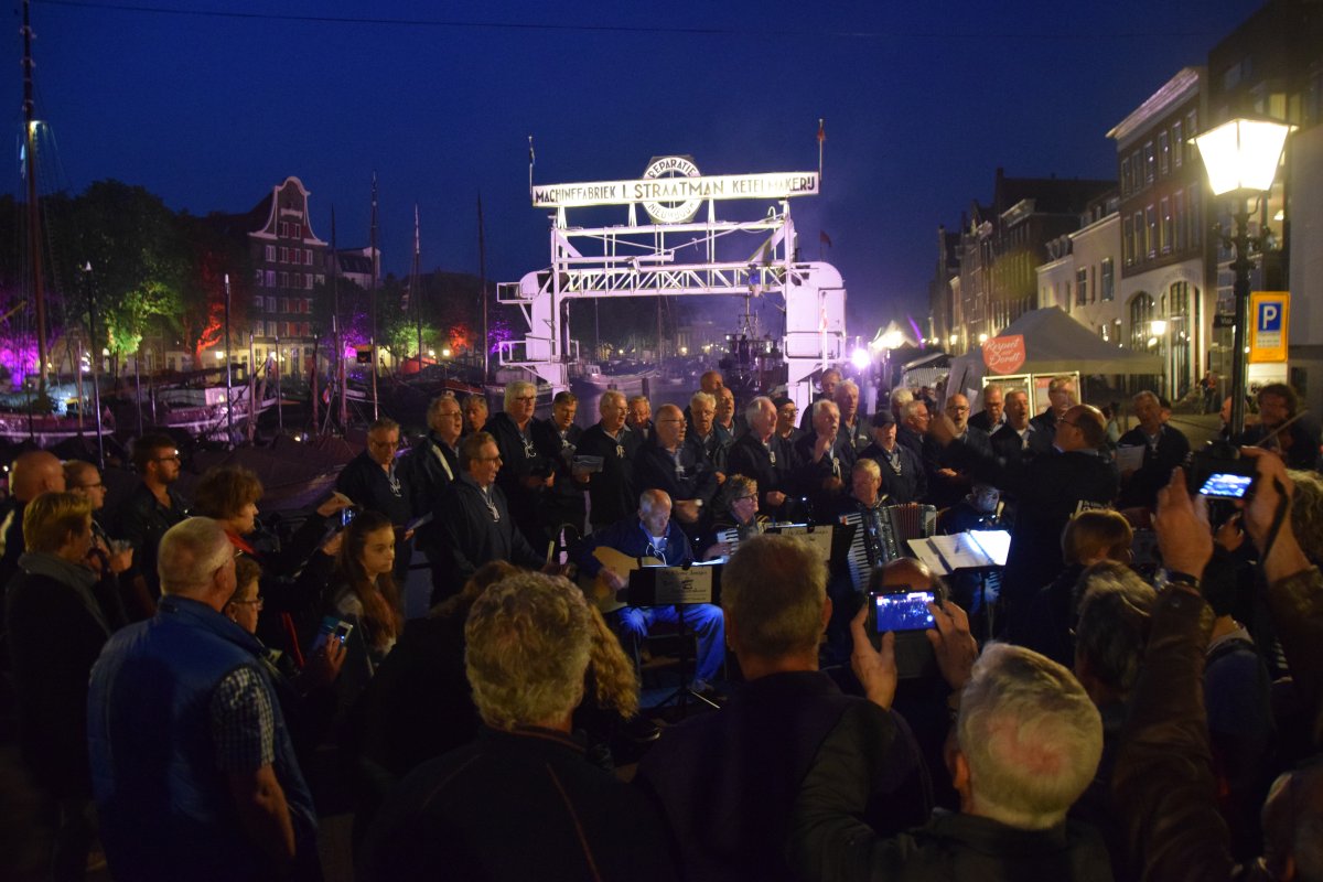 De Stoomzaterdag van #Dordtinstoom #dis16 werd afgesloten met Stoom &amp; Licht.. Morgen meer stoom!