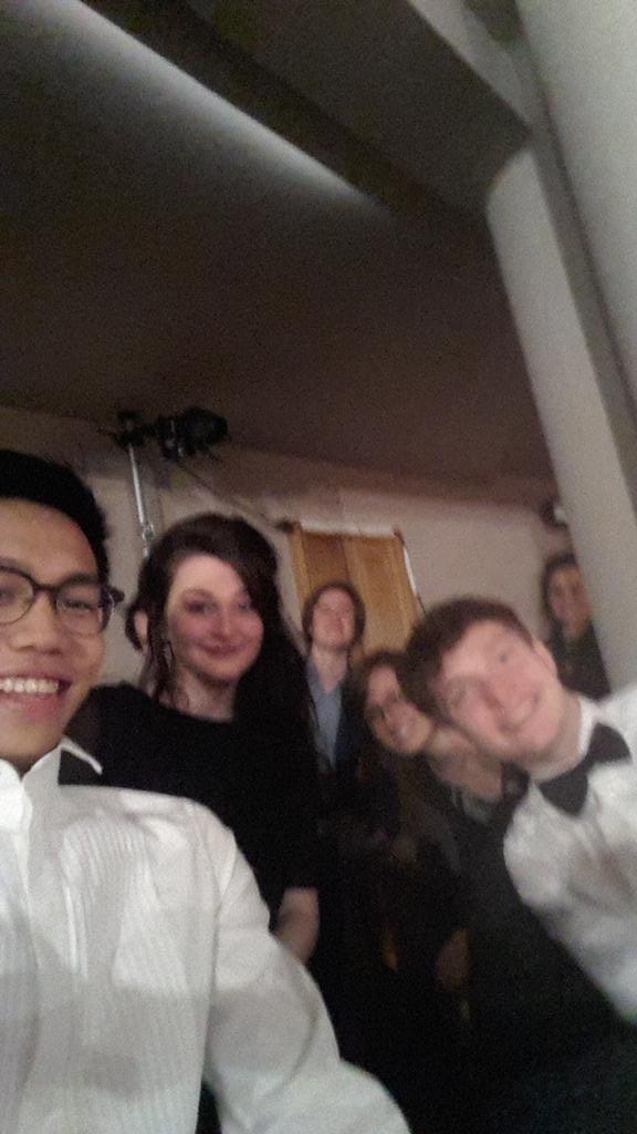 LBuiVandeput's tweet photo. De laatste avond! DEZES zijn flink uitgedost en kijken uit naar Okada en Kramer. #finaleKEW https://t.co/SFVUQDlIvx