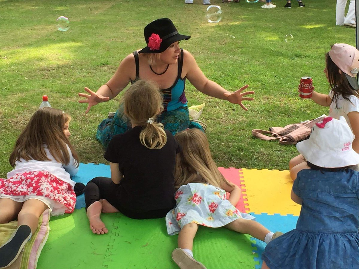 Sunnier than last week's show!  Rather like being photo bombed by bubbles too! <a href="/Whitchurchnews/">Whitchurch-on-Thames</a> <a href="/TheWhitchurch/">Whitchurch on Thames</a>