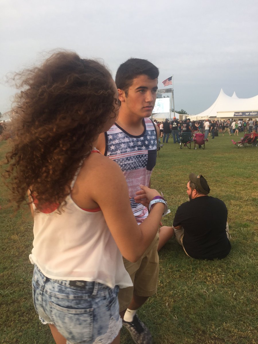 _SydneySanders's tweet photo. When your bf is really hateful but you still ❤️ him https://t.co/7aTMj5wU93